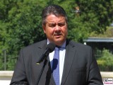 Sigmar Gabriel Gesicht face Kopf Promi Rede Schloss Meseberg Bundesregierung Zukunftsgespraech Bundeskanzlerin Sozialpartner Land Brandenburg Garten