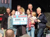 Spendenscheck REWE family Buehne Arena Familien Event Berlin Festplatz