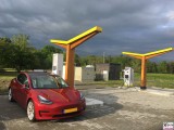 Tesla Model 3 Dual Motor P rot Fastnet 175 kW Ladesaeule Ladeweile Spreewald Parkhotel Van der Valk Brandenburg PresseFoto Elektromobilitaet Berichterstattung