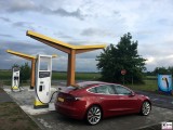 Tesla Model 3 Dual Motor Performance rot Fastnet 175kW Ladesaeule Spreewald Parkhotel Van der Valk Brandenburg PresseFoto Elektromobilitaet Berichterstattung