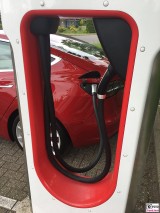 Tesla Model 3 Dual Motor Performance rot Laden Supercharger Van der Valk Hotel Berlin Brandenburg PresseFoto Elektromobilitaet Berichterstattung