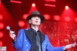 Udo-Lindenberg-frontal-breitet Arme aus mikro brille ab-Promi-Panik-Rocker-Waldbuehne-Arena-Berlin-Berichterstatter