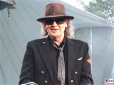 Udo-Lindenberg-frontal-grinst-mit Brille-Promi-Panik-Rocker-Waldbuehne-Arena-Berlin-Berichterstatter