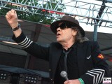 Udo-Lindenberg-links Faust geballt-Promi-Panik-Rocker-Waldbuehne-Arena-Berlin-Berichterstatter