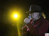 Udo-Lindenberg-links scheinwerfer licht rote Jacke singt-Promi-Panik-Rocker-Waldbuehne-Arena-Berlin-Berichterstatter