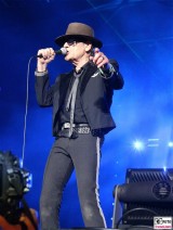 Udo-Lindenberg-links singt-Promi-Panik-Rocker-Waldbuehne-Arena-Berlin-Berichterstatter