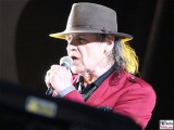 Udo-Lindenberg-links singt ohne Brille rote Jacke singt-Promi-Panik-Rocker-Waldbuehne-Arena-Berlin-Berichterstatter