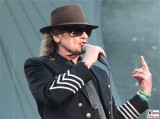 Udo-Lindenberg-rechts- stinkefinger-Promi-Panik-Rocker-Waldbuehne-Arena-Berlin-Berichterstatter