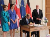 Unterschrift Gaestebuch Prince William Duke of Cambridge Bundespräsident Steinmeier Empfang Schloss Bellevue Berlin Berichterstatter