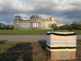 Urban Guerilla Knitting Woll Graffiti Reichstag Bundestag