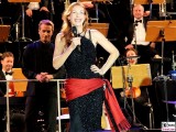 Ute Lemper lacht Gesicht Promi Kopf Musik Buehne Jubilaeum 25 Jahre Classic Open Air Gendarmenmarkt Berlin Orchester Berichterstatter