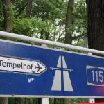 beklebter 430 Pfeilwegweiser zur Autobahn mit Hinweis zum alten Flughafen Tempelhof THF